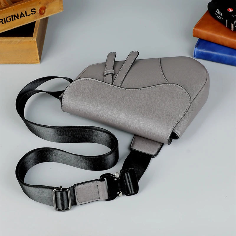 Men' Shoulder Bag Fashion Saddle Bag High Quality Leather Premium Zipper Simple Solid Color Chest Bag Business Men Messenger Bag
