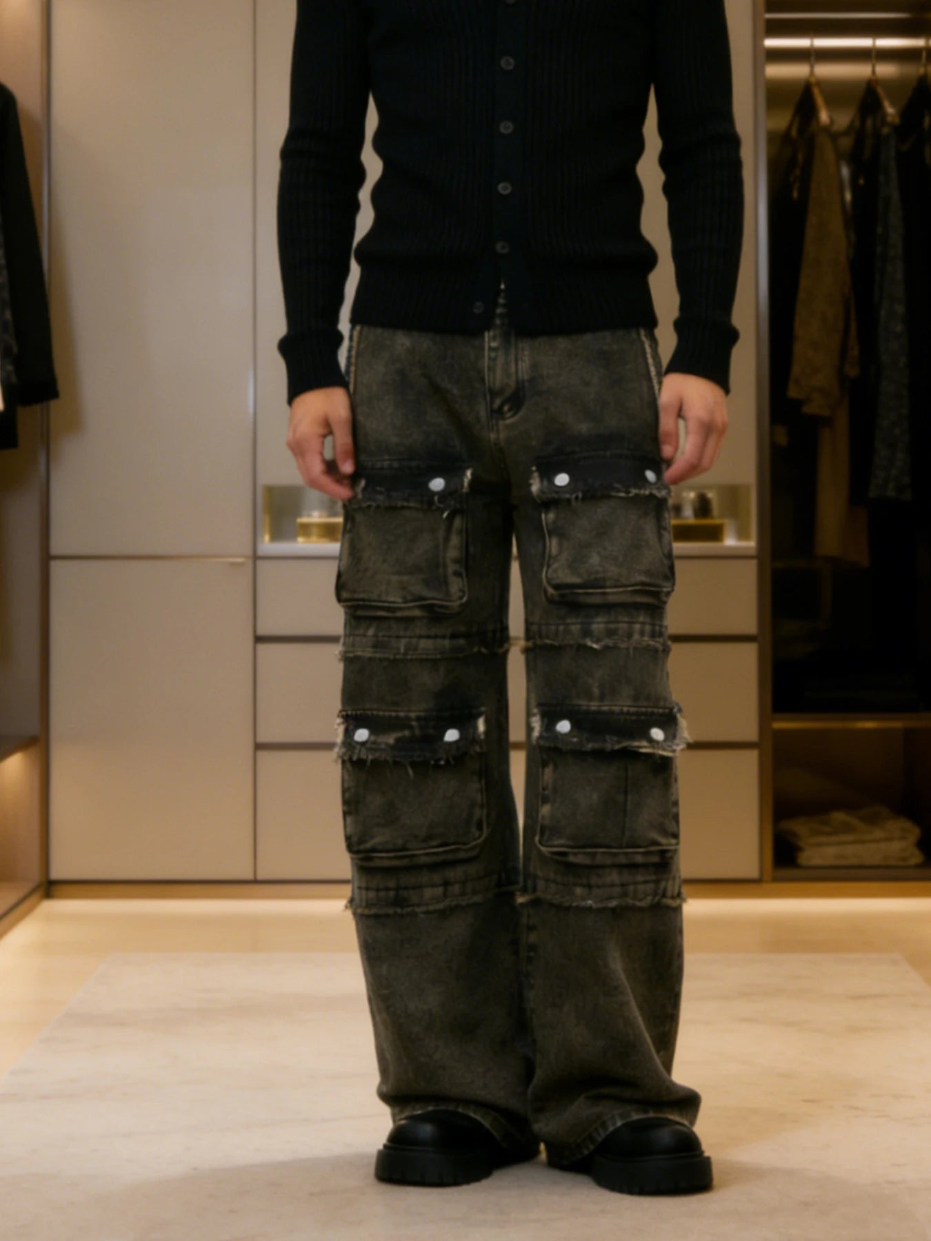 American-style high street heavy-duty workwear jeans for men, distressed with frayed edges, wide-leg, trendy and rugged long pan