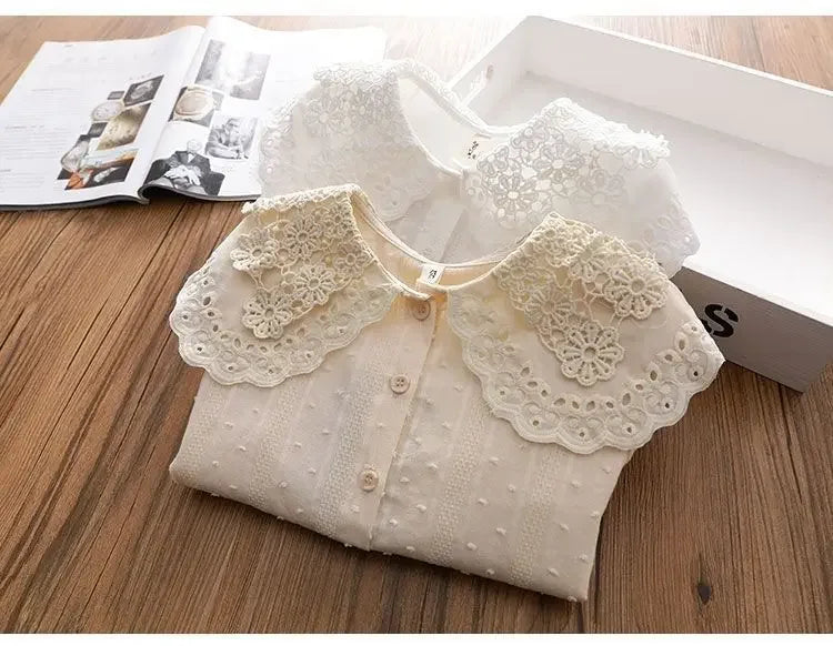 Blouses Girl Undershirt Shirt Baby Lace Korean Shirt Fashion Children Cotton Tops 2024 Turn Down Collar Button Sweet