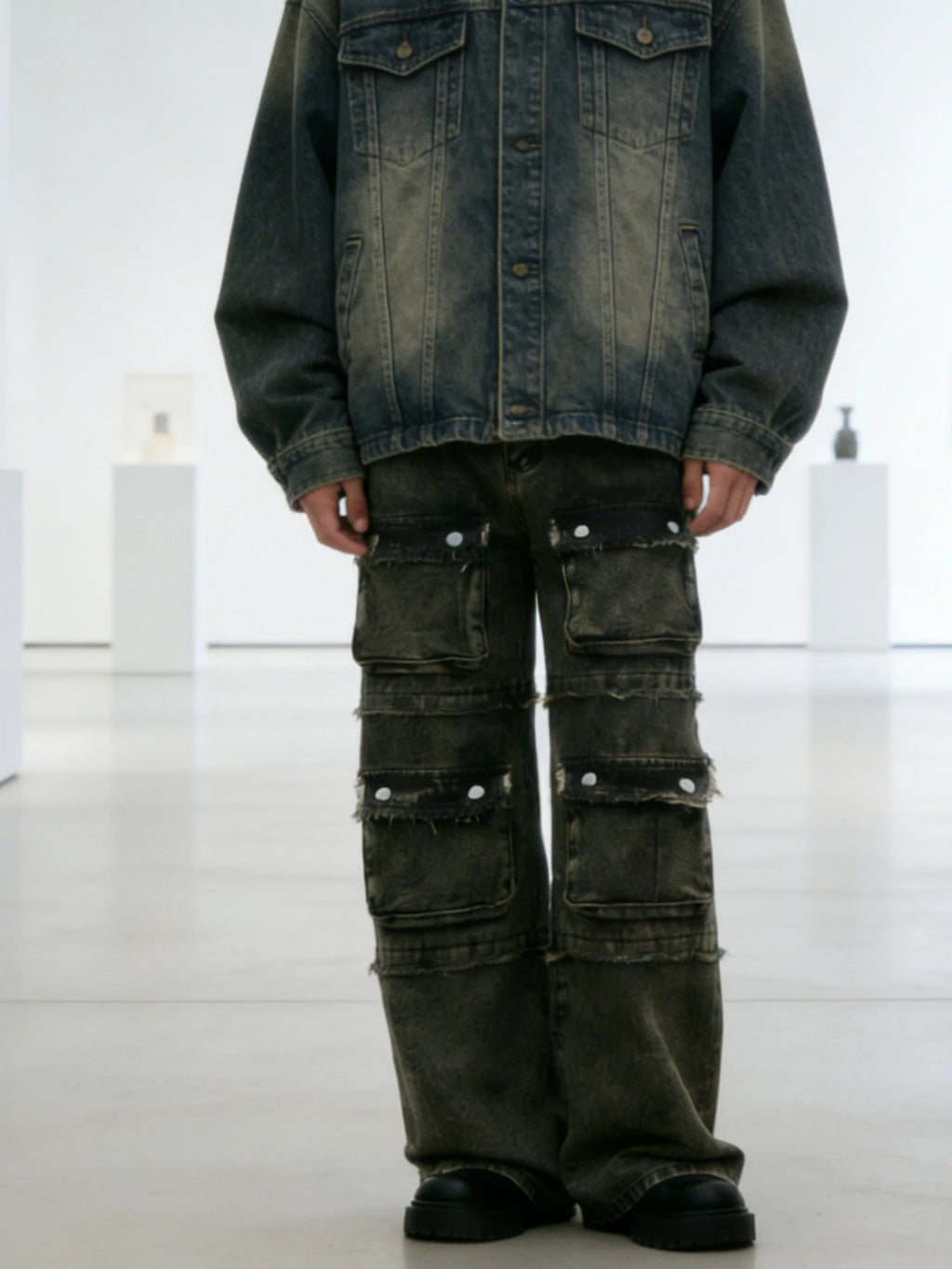 American-style high street heavy-duty workwear jeans for men, distressed with frayed edges, wide-leg, trendy and rugged long pan
