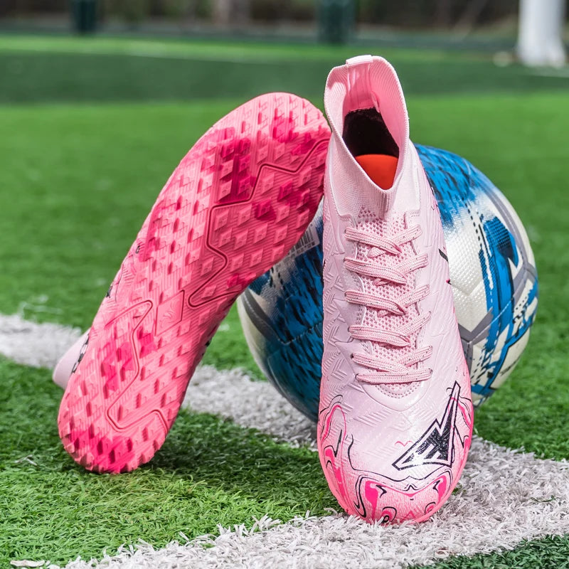 A pair of football shoes suitable for teenagers, with breathable upper and spiked sole design. Very comfortable to wear.HX-X2601