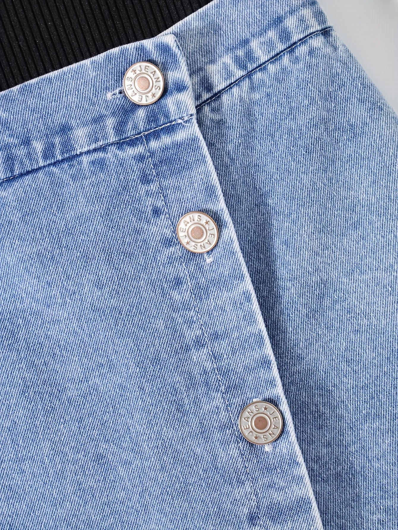 Girls' two-piece summer small round neck sleeveless pearl decoration top paired with denim shorts, fashionable and simple